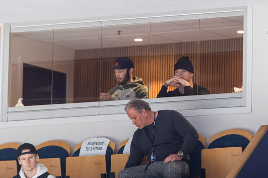 Brynäs Patrik Berglund (svart mössa) i en loge