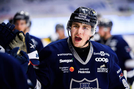 Karlskogas Linus Karlsson jublar