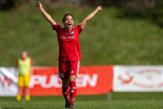 Älvsjös Naomi Okhiria jublar