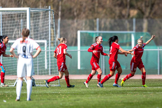Älvsjös Ellinor Johansson jublar tillsammans med lagkamrater efter 1-1