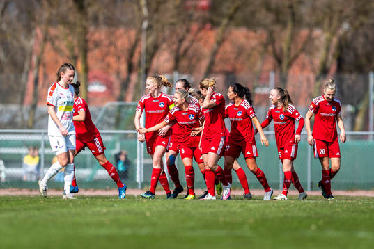 Älvsjös spelare jublar efter 1-2