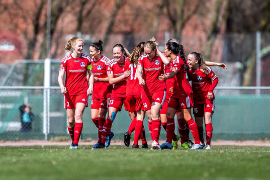 Älvsjös spelare jublar efter 1-2