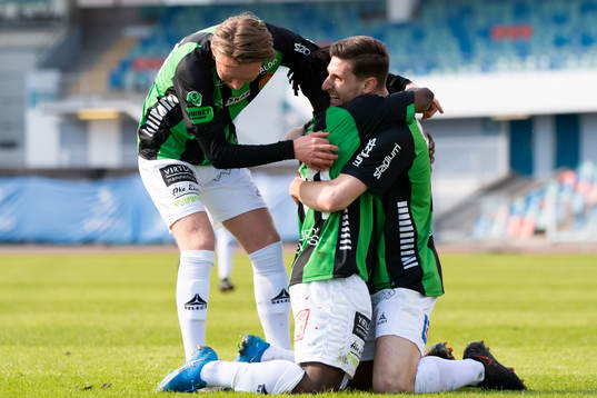 GAIS Adam Egnell, Michael Kargbo och Adnan Maric jublar efter att Michael Kargbo gjort 1-0