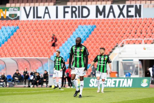 En banderoll med texten "Vila i frid Maxen" på läktaren