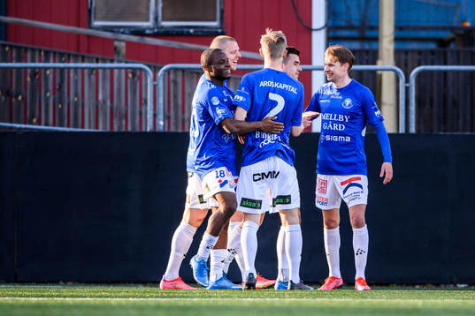 Trelleborgs Johan Blomberg (h) jublar med lagkamrater efter 1-2