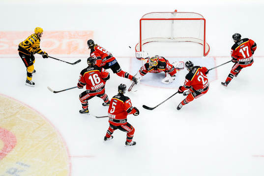 Skellefteås Niclas Burström mot Luleås målvakt Joel