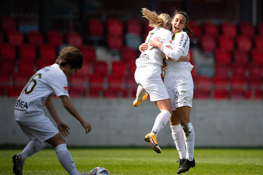 s Nora Rönnfors och Rosa Kafaji jublar efter 1-0 under fotbollsmatchen i Damallsvenskan mellan Växjö och AIK den 17 april 2021 i Växjö. 