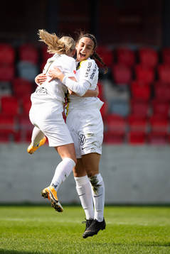 s Nora Rönnfors och Rosa Kafaji jublar efter 1-0 under fotbollsmatchen i Damallsvenskan mellan Växjö och AIK den 17 april 2021 i Växjö. 