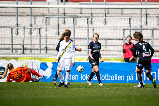 Växjös Emmi Alanen jublar efter 1-1 på straff
