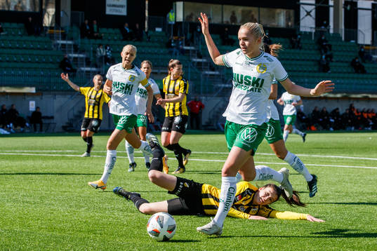 Hammarbys Hanna Lundkvist och Häckens Anna Julia Csiki