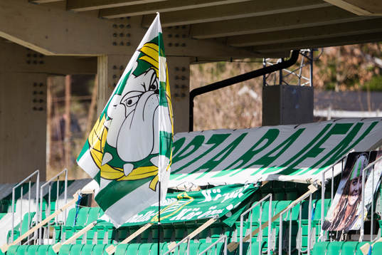 Tomma läktare med Hammarbybanderoller