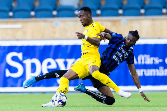 Halmstads Sadat Karim i kamp om bollen med Sirius Joseph