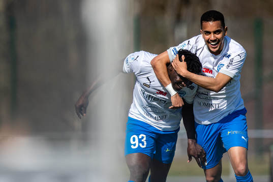 Värnamos Alhassan A Haestad Kamara jublar tillsammans med Erick Brendon efter 1-0