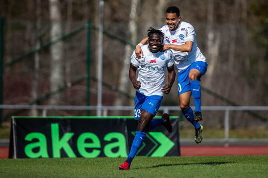 Värnamos Alhassan A Haestad Kamara jublar tillsammans med Erick Brendon efter 1-0
