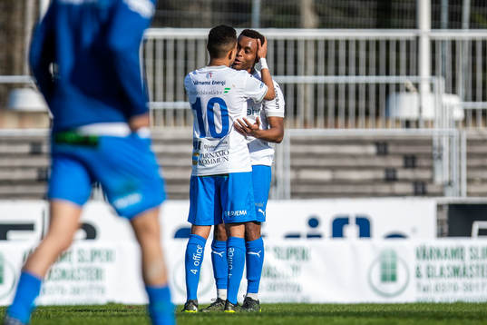 Värnamos Erick Brendon och Abdussalam Magashy jublar