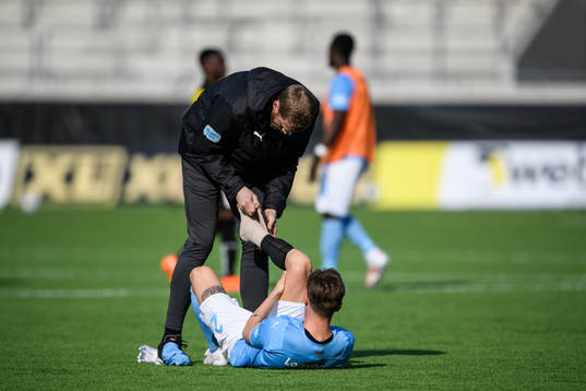 Malmö FFs Eric Larsson får sin fot lindad