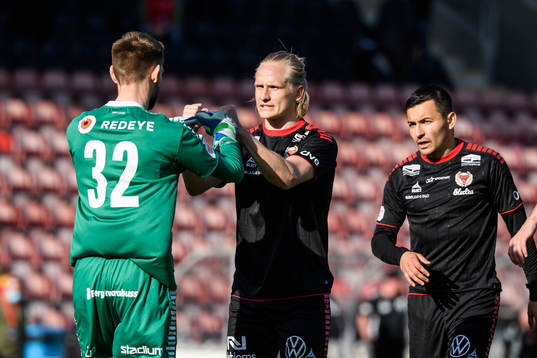 Kalmars målvakt Lucas Hägg Johansson och Henrik Löfkvist jublar