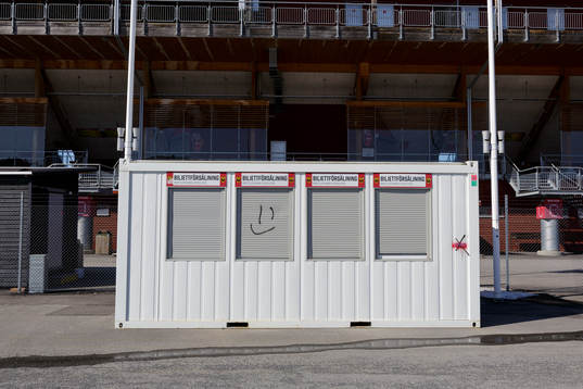 Stängda biljettkassor med glad gubbe på