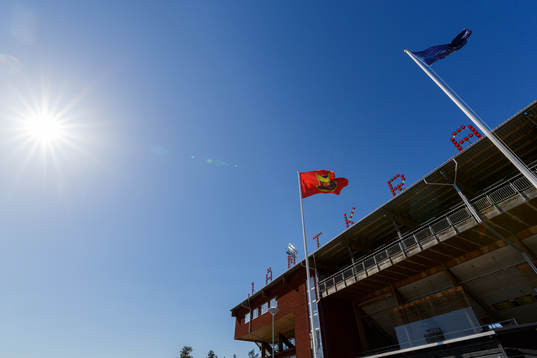 Flagg med Östersunds logga på