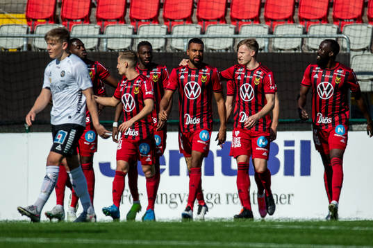 Östersunds spelare jublar efter 1-0 av Noah Sonko Sundberg