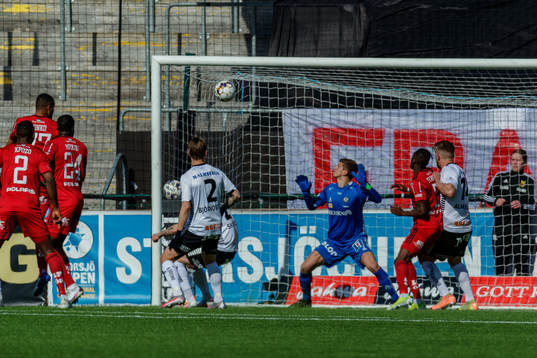 Östersunds Noah Sonko Sundberg gör 1-0 bakom Örebros målvakt Bobby Allain 