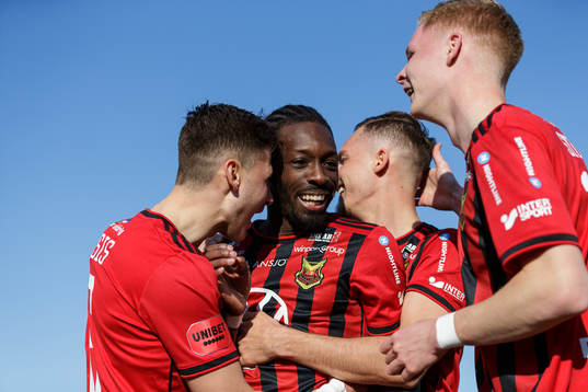 Östersunds Blair Turgott jublar med lagkamrater efter 4-0