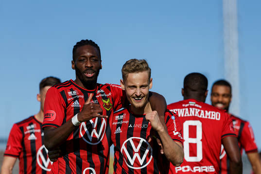 Östersunds Blair Turgott och Henrik Bellman jublar efter 4-0