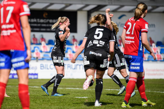 Piteås Ellen Löfqvist jublar efter 0-1