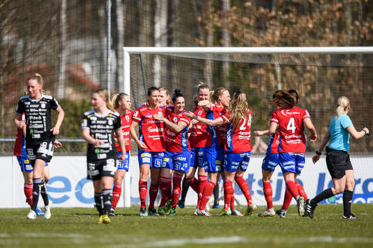 Vittsjös Emily Gielnik jublar med lagkamrater efter 1-1