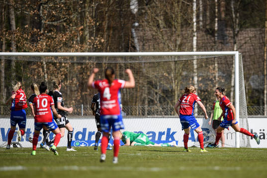 Vittsjös Emily Gielnik (h) jublar efter 1-1