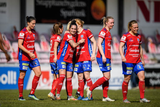 Vittsjös Fernanda Da Silva jublar med lagkamrater efter 2-1