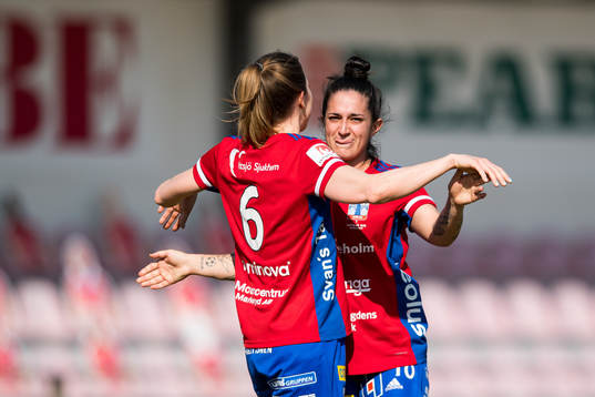 Vittsjös Fernanda Da Silva och Clara Markstedt jublar