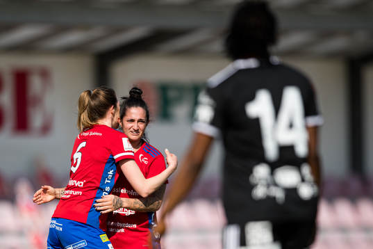 Vittsjös Fernanda Da Silva och Clara Markstedt jublar