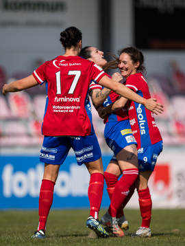 Vittsjös Fernanda Da Silva jublar med Elisabet Klinga efter sitt 2-1 mål