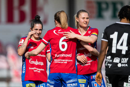 Vittsjös Fernanda Da Silva jublar med Clara Markstedt efter sitt 2-1 mål