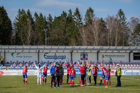 Vittsjös spelare tackar publiken som är pappfigurer