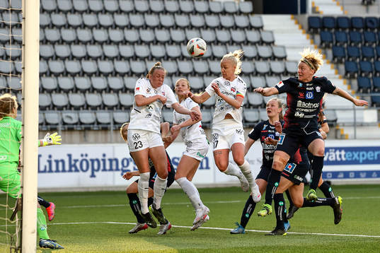 Mål 0-1 av Linköpings Cornelia Kapocs intill Caroline