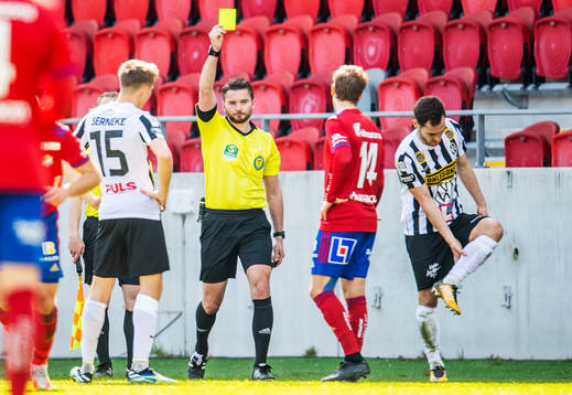 Domare Joakim Östling varnar Östers Oliver Silverholt