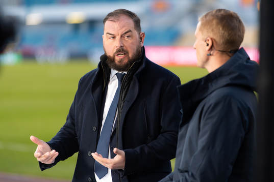 Alexander Axén i Discovery+ studio