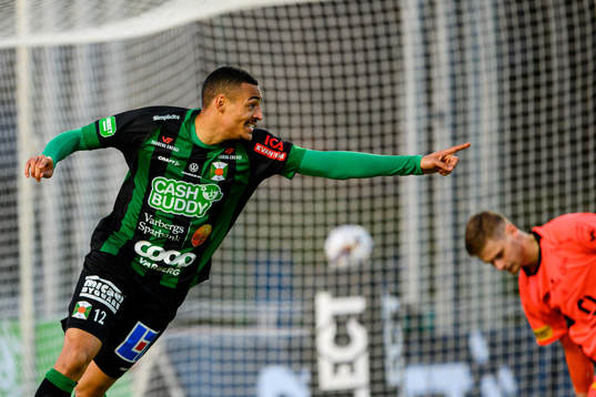 Varbergs Simon Karlsson Adjei jublar efter 1-2