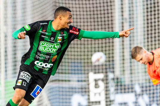 Varbergs Simon Karlsson Adjei jublar efter 1-2
