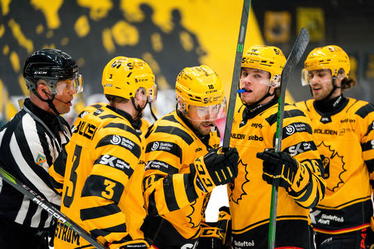 Skellefteås Joakim Lindström jublar