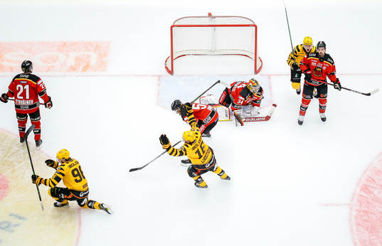 Skellefteås Rickard Hugg sätter 1-0 bakom Luleås