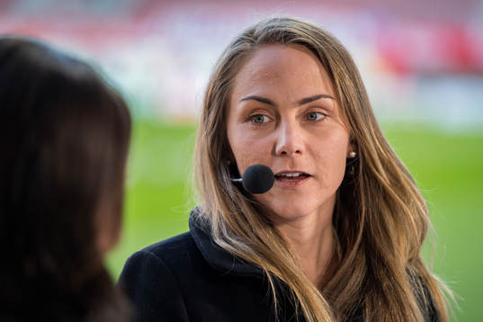 Emelie Ölander i Discovery+ studio