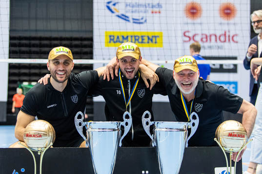 Hylte/Halmstads Pedro Mendes, tränare Almir Ljutovac och sportchef Mårten Johansson jublar med pokaler