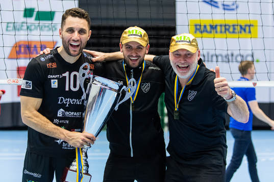 Hylte/Halmstads Pedro Mendes, tränare Almir Ljutovac och sportchef Mårten Johansson jublar med pokalen