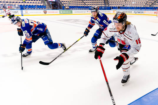 Örebros Rodrigo Abols jagas av Växjös Ilari Melart och