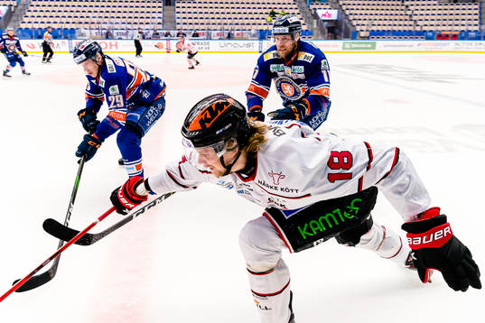 Örebros Rodrigo Abols jagas av Växjös Pontus Holmberg