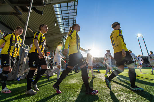 Häckens Filippa Angeldal, Julia Zigiotti Olme, Elin Rubensson och Luna Nörgaard Gevitz gör entre