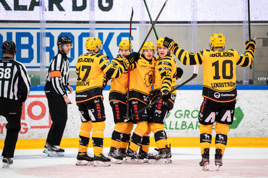 Skellefteås Niclas Burström jublar med lagkamrater